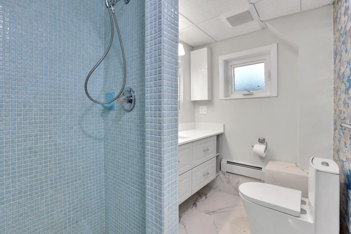 414 E Carisbrooke Road, North Vancouver 27