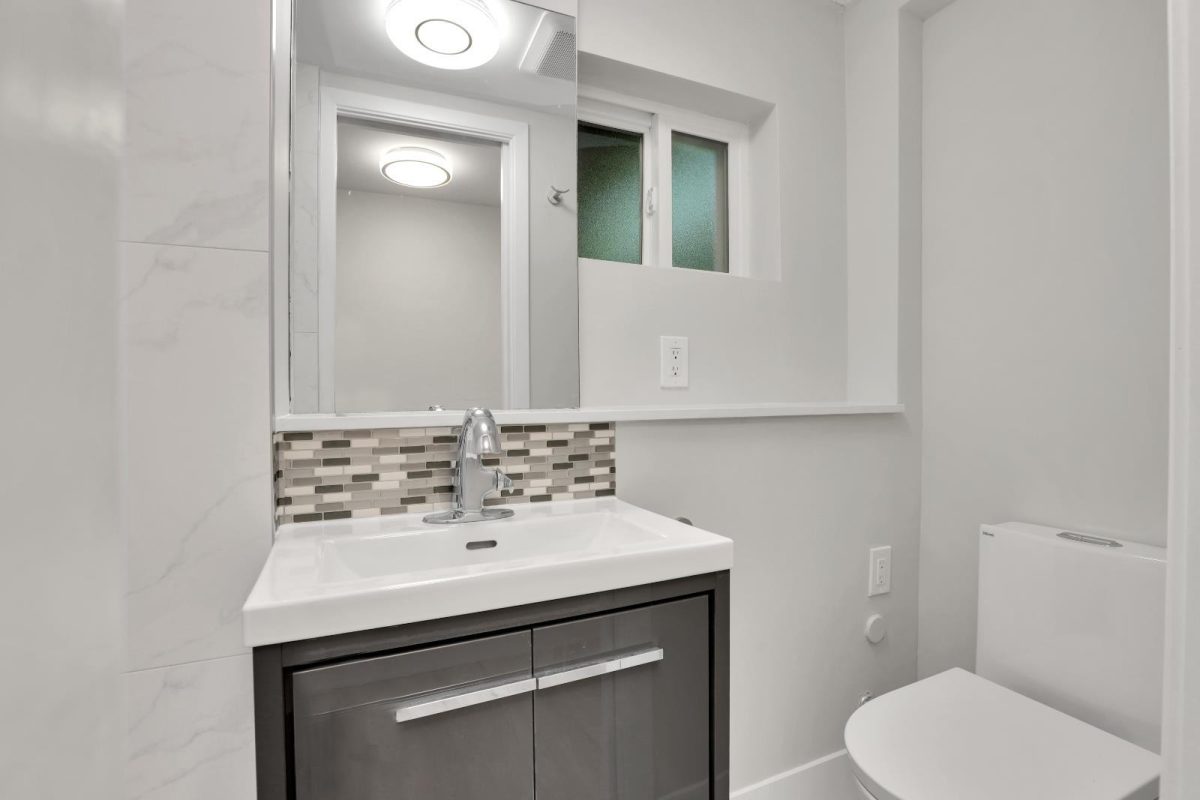 414 E Carisbrooke Road, North Vancouver 35