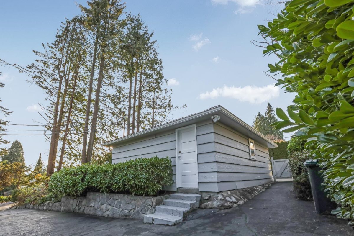 414 E Carisbrooke Road, North Vancouver 39