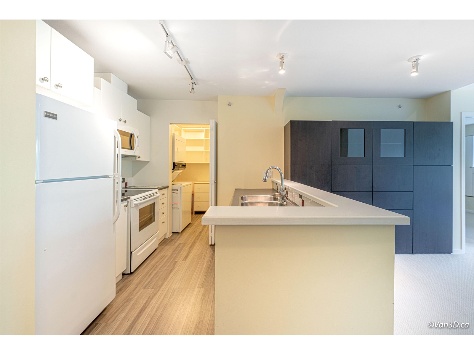 407 1111 LYNN VALLEY ROAD 3