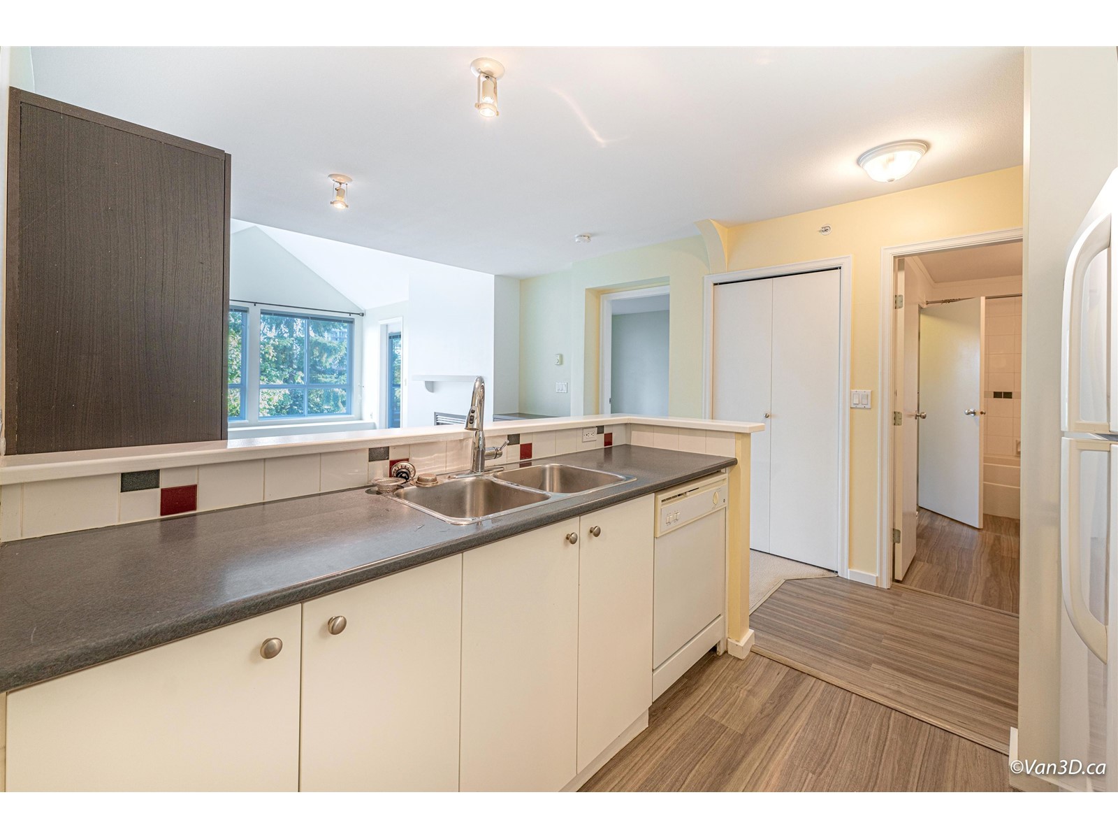 407 1111 LYNN VALLEY ROAD 6