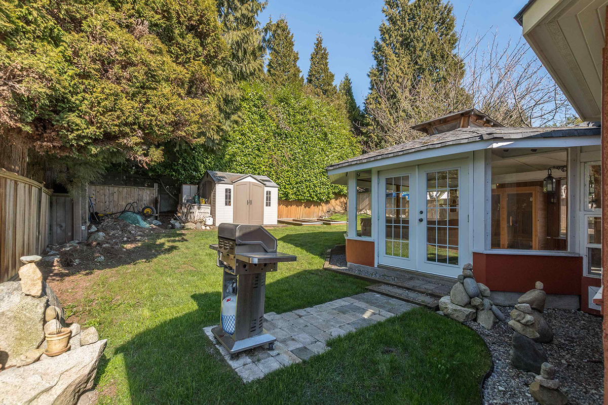 428 W 24th Street, North Vancouver 27