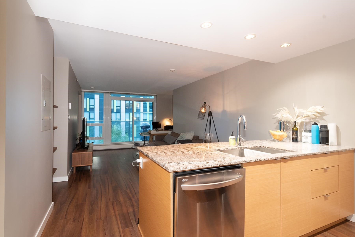 406 135 E 17th Street, North Vancouver 2